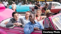 Don Cheadle y Kristen Bell en una escena de House of Lies filmada en Cuba (Showtime)