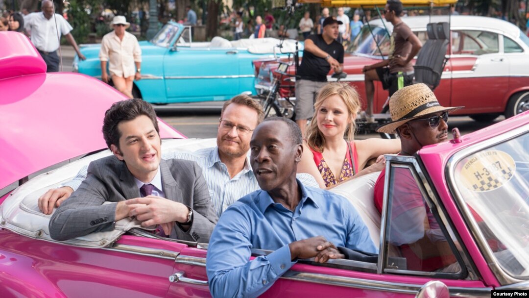 Don Cheadle y Kristen Bell en una escena de House of Lies filmada en Cuba (Showtime)