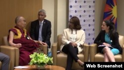Rosa María Payá pregunta al Dalai Lama sobre el perdón y la justicia.