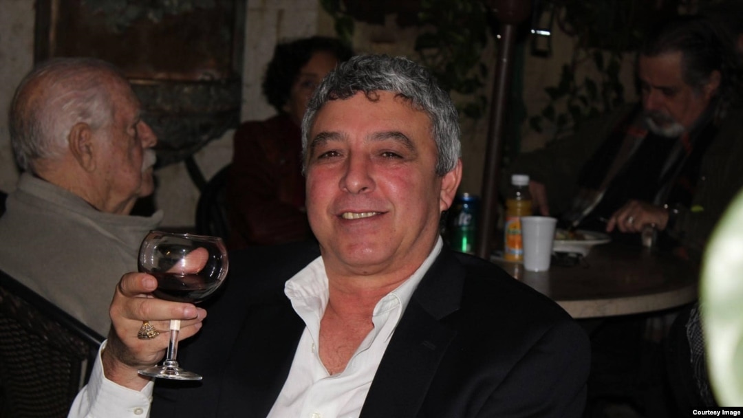 El periodista y escritor cubano Armando de Armas publicó más de una decena de libros entre los que destacan la novela La tabla.