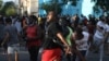 El pueblo grita consignas contra el gobierno durante una protesta en La Habana, Cuba, el 11 de julio de 2021. REUTERS / Alexandre Meneghini