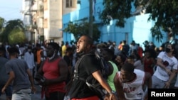 El pueblo grita consignas contra el gobierno durante una protesta en La Habana, el 11 de julio de 2021. (REUTERS/Alexandre Meneghini).