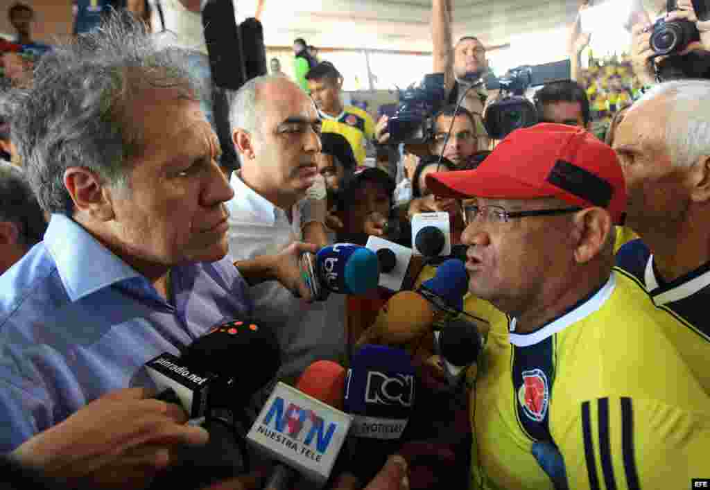 Luis Almagro (i), escucha los reclamos de las personas deportadas que lo esperaban en el coliseo municipal hoy, sábado 5 de Septiembre de 2015, en el sector de La Parada, cerca a Cúcuta (Colombia), frontera con Venezuela. Almagro fue recibido hoy por cent