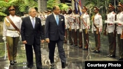 Raúl Castro recibe en el Palacio de la Revolución al presidente de Costa Rica Luis Guillermo Solís