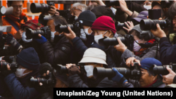Medio de prensa cubriendo un acto en la ciudad china de Shanghai. Foto: Unsplash/Zeg Young.