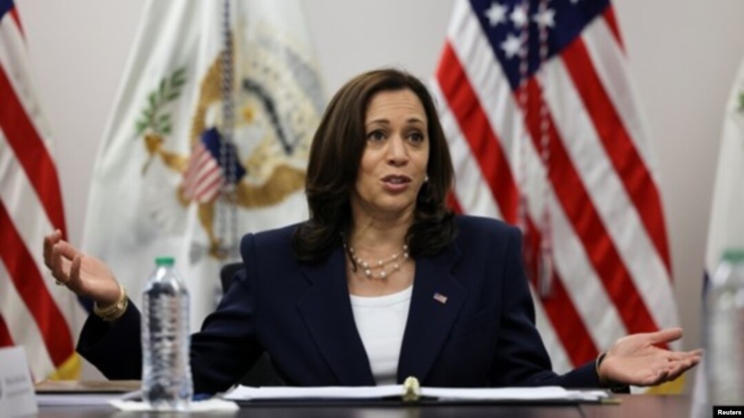 La vicepresidenta de EE. UU., Kamala Harris, participa en una mesa redonda con líderes religiosos y comunitarios que están ayudando con el procesamiento de migrantes que buscan asilo, en el puerto de entrada de El Paso, Texas, EE. UU., 25 de junio de 2021