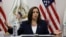 La vicepresidenta de EE. UU., Kamala Harris, participa en una mesa redonda con líderes religiosos y comunitarios que están ayudando con el procesamiento de migrantes que buscan asilo, en el puerto de entrada de El Paso, Texas, EE. UU., 25 de junio de 2021