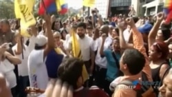 Diputados opositores echan abajo símbolos chavistas