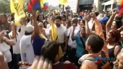 Diputados opositores echan abajo símbolos chavistas