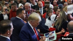 El candidato presidencial Donald Trump con sus partidiarios en Iowa, el 5 de enero de 2024. (Reuters/Rachel Mummey).