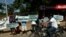 Un grupo de manifestantes nicaragüenses con pancartas participa en una protesta en contra de la construcción del canal interoceánico .