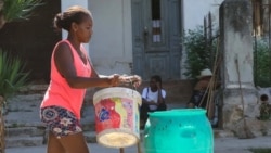Una mujer traslada un tanque en una carretilla para abastecerse de agua ante la crisis de suministro en la capital cubana