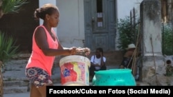 Una mujer traslada un tanque en una carretilla para abastecerse de agua ante la crisis de suministro en la capital cubana