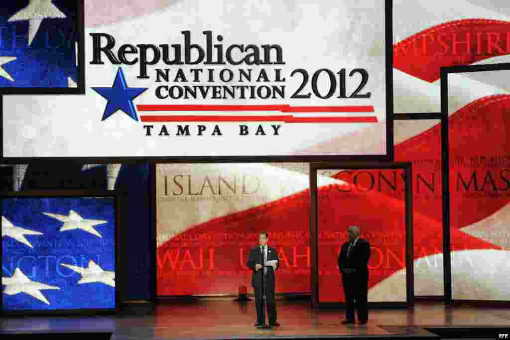 El presidente del Comité Nacional Republicano, Reince Priebus (i) y el presidente de la convención William Harris (d) dan un discurso sobre el estrado de la Convención nacional Republicana preparada en Tampa, Florida. 