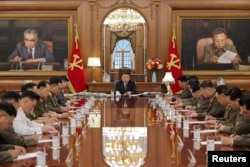 El líder norcoreano Kim Jong Un asiste a la séptima reunión ampliada de la octava Comisión Militar Central del Partido de los Trabajadores de Corea en el edificio de la sede del Comité Central del Partido de los Trabajadores de Corea en Pyongyang, Corea del Norte, el 9 de agosto de 2023. KCNA vía REUTERS