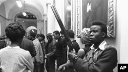 En esta fotografía de archivo del 2 de mayo de 1967, miembros armados del Partido Panteras Negras se encuentran en el pasillo del Capitolio en Sacramento, California. (Foto AP/Walt Zeboski, archivo)