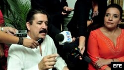 El expresidente hondureño Manuel Zelaya (i) habla junto a su esposa, Xiomara Castro de Zelaya (d). Archivo.