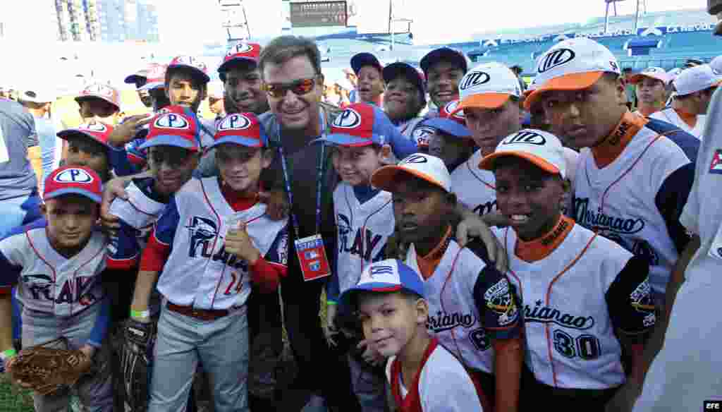 Antonio Castro Soto del Valle, hijo de Fidel Castro, posa durante una clase práctica por parte de beisbolistas de las Grandes Ligas a niños cubanos.