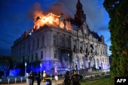 Esta fotografía muestra un incendio en el ayuntamiento de Limoges, en el centro de Francia, después de que un grupo de personas irrumpiera en el edificio durante una protesta contra el «alto coste de la vida».