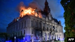 Incendio en el ayuntamiento de Limoges, en el centro de Francia, después de que un grupo de personas irrumpiera en el edificio durante las protestas del 17 de octubre de 2026.