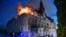 Incendio en el ayuntamiento de Limoges, en el centro de Francia, después de que un grupo de personas irrumpiera en el edificio durante las protestas del 17 de octubre de 2026.
