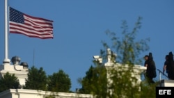 La bandera estadounidense a media asta en la Casa Blanca.