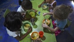Niños que almuerzan en un comedor benéfico en Venezuela. Más del 20 por ciento de los venezolanos están desnutridos, según el informe de 2020 de la ONU “Panorama Humanitario Mundial”.