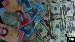 Billetes venezolanos y dólares estadounidenses.