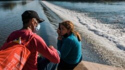Una pareja de Cuba espera antes de intentar cruzar el Río Grande, desde el lado mexicano, hacia Texas. (AP/ Félix Márquez)