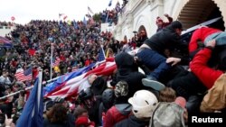 Las imágenes del caos y la violencia en el Capitolio de EEUU, templo sagrado de la democracia
