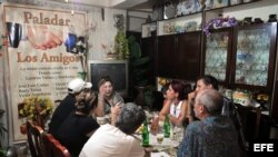Varias personas almuerzan en el restaurante privado "Los Amigos", en La Habana, Cuba
