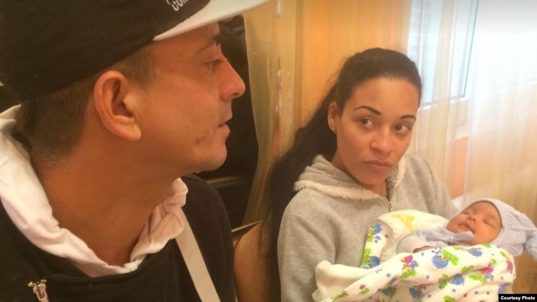 Pareja de cubanos varados en Moscú durante meses con su bebé en brazos. Foto tomada del Facebook de Natalia Volkova
