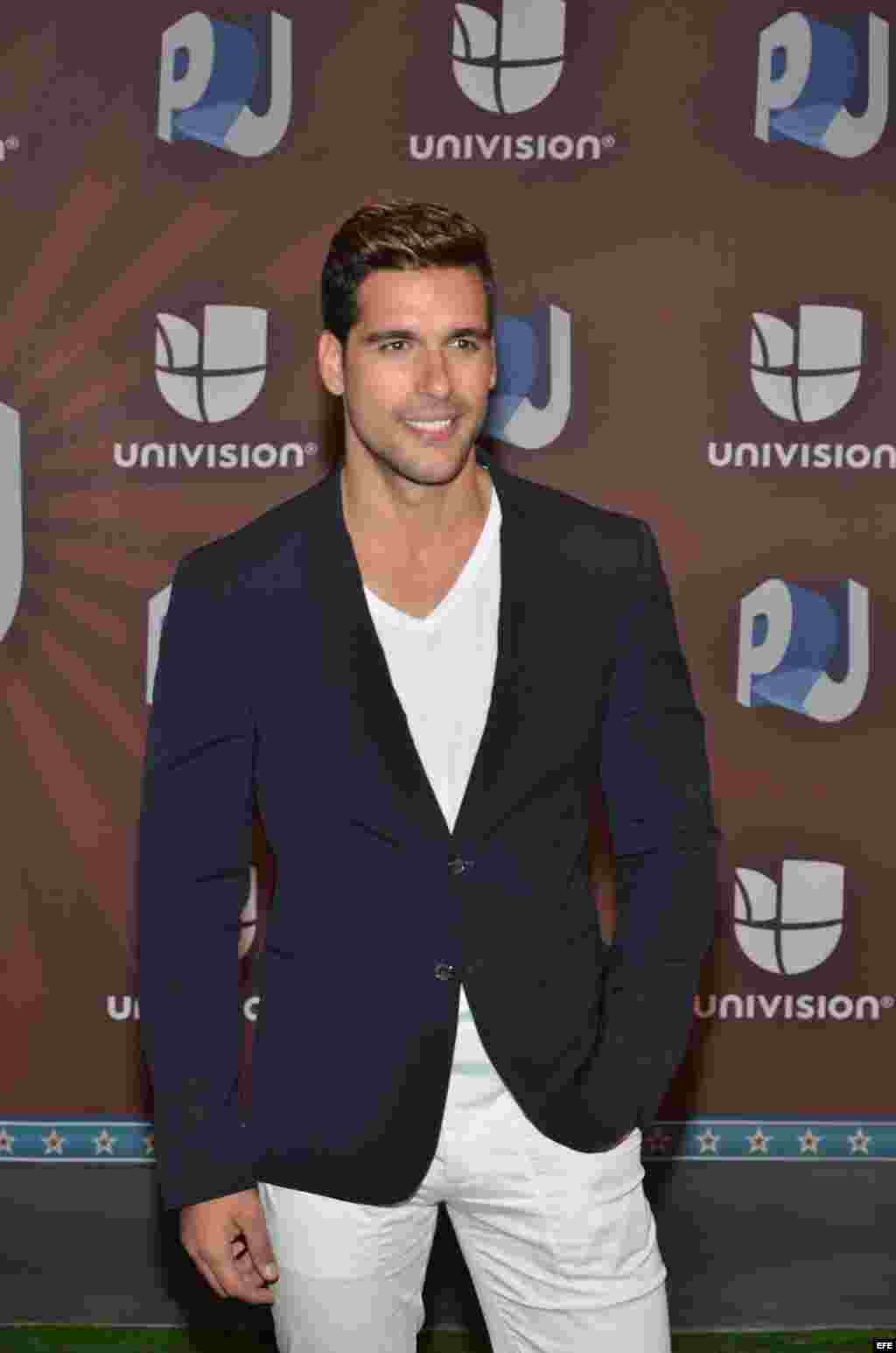 El actor y cantante cubano Leny de la Rosa posa a su llegada a la gala de entrega de los Premios Juventud.