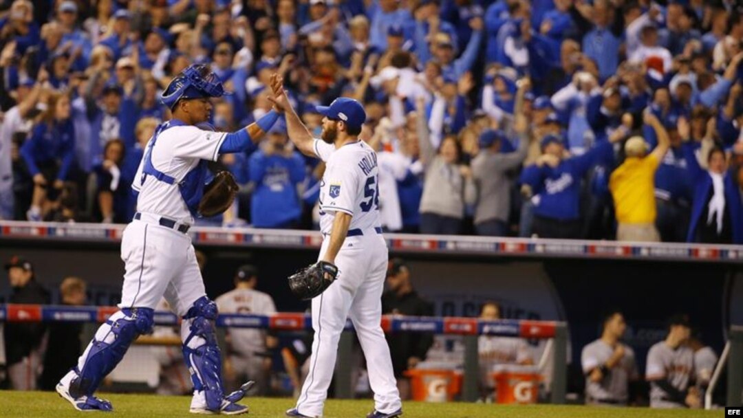 Salvador Perez (i) y Greg Holland (d) durante el segundo juego entre Reales y Gigantes por la Serie Mundial de las Grandes Ligas.