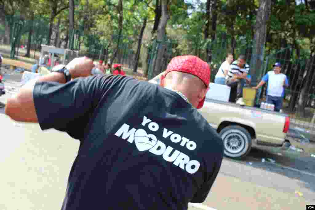 El periodista Iscar Blanco recorre las calles de Caracas este sábado 