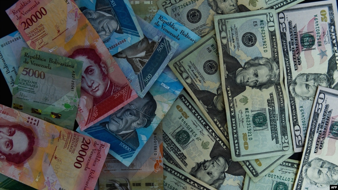 Billetes venezolanos y dólares estadounidenses.