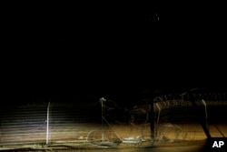 Una farola ilumina una sección de la valla que Hamás rompió el 7 de octubre cuando mató o capturó a una cuarta parte de los residentes del kibutz Nir Oz, (AP Photo/Maya Alleruzzo)
