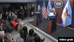 El secretario de Guerra Pete Hegseth y el jefe del Estado Mayor Conjunto, general Dan Caine, en una conferencia conjunta en el Pentágono.