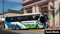 Un ómnibus de la empresa Transgaviota, chocó contra una cisterna en Cárdenas, Matanzas y dejó varias personas heridas.