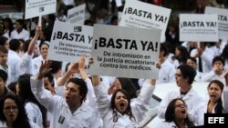 Médicos ecuatorianos se manifiestan hoy, lunes 27 de enero de 2014, en contra de la regulación de la mala práctica profesional en el nuevo Código Penal, por la calles de Quito (Ecuador).