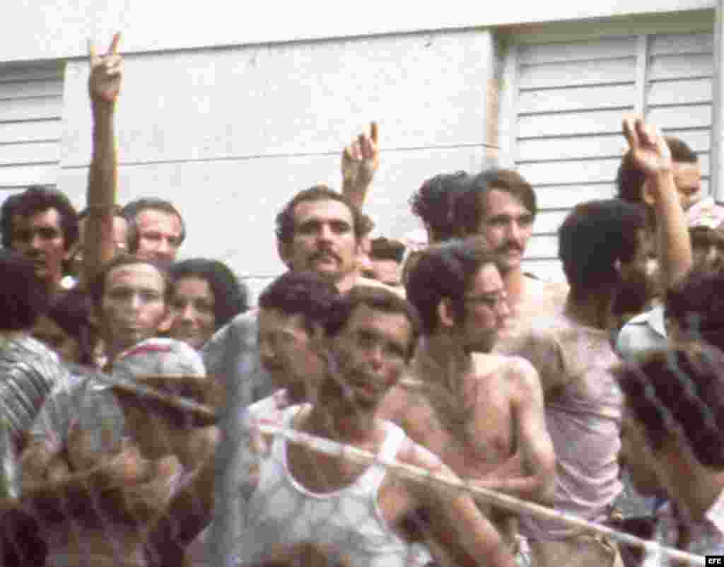 Es el 1 de abril de 1980. Luego de que un ómnibus repleto de cubanos reventara el cerco de la embajada peruana en La Habana, se produce un tiroteo que causa la muerte de un policía.