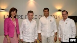 Los presidentes de Colombia y Ecuador, Juan Manuel Santos (2i) y Rafael Correa (2d), posan junto a sus cancilleres, María Ángela Holguín (i) y Ricardo Patiño (d).