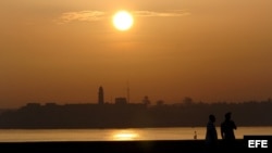 Amanecer en el malecón habanero. 