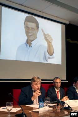 Leopoldo López Gil (i), padre del opositor preso Leopoldo López analiza la situación de Venezuela en un acto promovido por la Asociación de Estudiantes Independientes de la Universidad de Salamanca