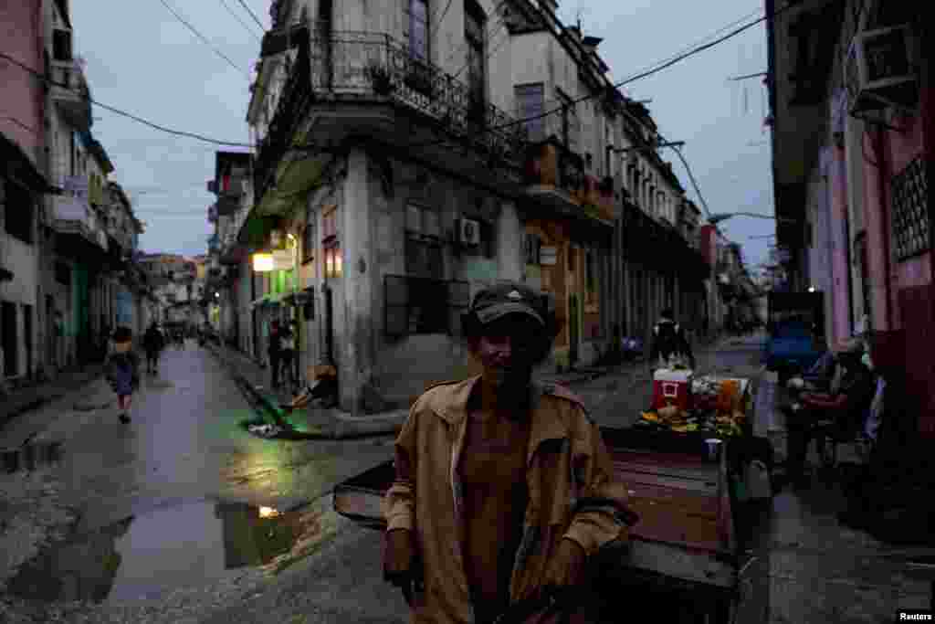 El vendedor de productos agrícolas Adrian Vargas, de 36 años, posa para una fotografía mientras la red eléctrica nacional de Cuba colapsaba nuevamente el lunes, en momentos en que el gobierno intentaba restablecer el suministro tras un apagón general ocurrido el domingo, en La Habana, Cuba, el 3 de agosto de 2026. REUTERS/Norlys Perez