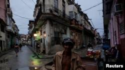 El vendedor de productos agrícolas Adrian Vargas, de 36 años, posa para una fotografía mientras la red eléctrica nacional de Cuba colapsaba nuevamente el lunes, en momentos en que el gobierno intentaba restablecer el suministro tras un apagón general ocurrido el domingo, en La Habana, Cuba, el 3 de agosto de 2026. REUTERS/Norlys Perez