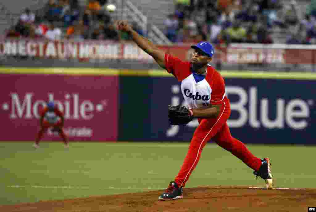 El jugador cubano Freddy Alvarez lanza la bola durante la semifinal entre Cuba y Venezuela. 
