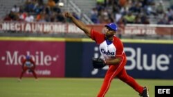 El jugador cubano Freddy Alvarez lanza la bola durante la semifinal entre Cuba y Venezuela. 