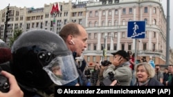 La policía detiene a un reportero en Moscú en agosto de 2019. El gobierno de Rusia está incrementando su hostigamiento a los periodistas, dicen grupos de derechos humanos. Foto: © Alexander Zemlianichenko/AP.