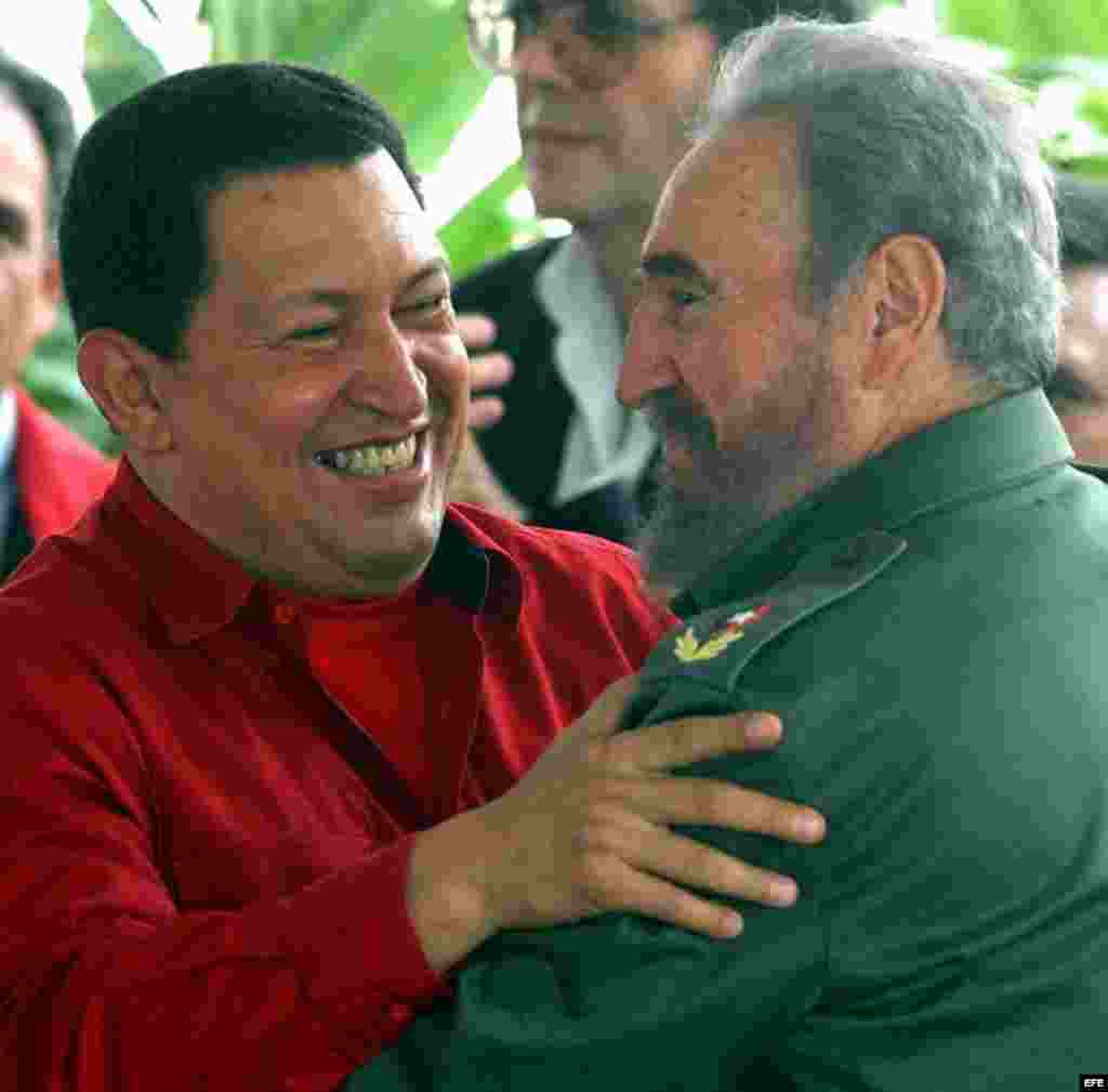 Chávez junto a su aliado Fidel Castro tras firmar un acuerdo para la creación del Fondo Cultural del ALBA en el 2006.